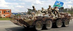 Ukrainische Soldaten vor Slawjansk. Die wochenlang von Separatisten eingenommene Stadt wurde zurückerobert. Bei anderen Städten könnte das schwieriger werden.