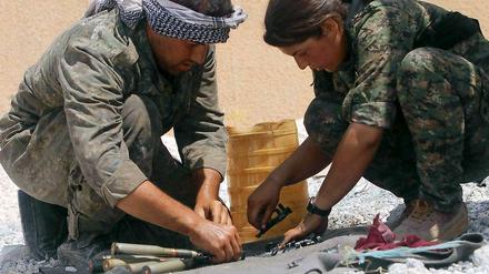 Kurdische Kämpfer bereiten eine Sprengladung im Kampf gegen die Dschihadistengruppe Islamischer Staat (IS) vor. Die Kurden aus dem Irak, der Türkei und Syrien wollen nun gemeinsam gegen den IS kämpfen. 