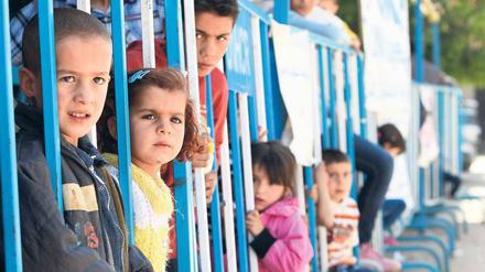 Kein Kinderspiel. Solche Eindrücke bringen Flüchtlinge mit nach Berlin. Hier warten syrische Kinder auf ihre Registrierung in einem Camp in Barelias im Libanon.