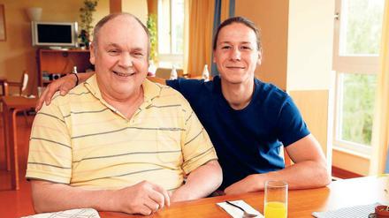 Win-Win-Situation. Die ergibt sich, sagt Constantin Chiteala, 26, (r.), wenn er Günther Neumann, 59, im Kursana Domizil besucht: „Man erfährt viel voneinander und hat Spaß.“