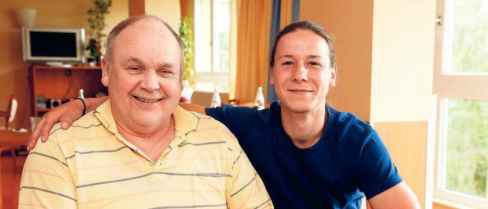 Win-Win-Situation. Die ergibt sich, sagt Constantin Chiteala, 26, (r.), wenn er Günther Neumann, 59, im Kursana Domizil besucht: „Man erfährt viel voneinander und hat Spaß.“
