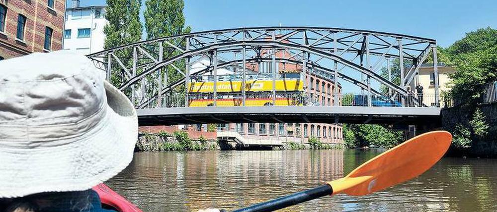 Keineswegs auf Kollisionskurs. Stadtrundfahrten durch Leipzig per Bus oder Kanu – Ansichtssache. Auf Industriedenkmale wie die Könneritzbrücke treffen alle.
