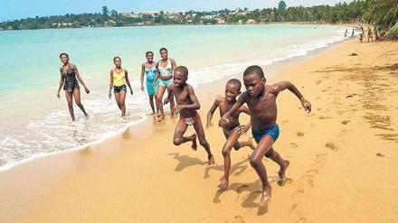 Beach Boys and Girls, die sich offenbar freuen, dass sie die Strände von Sao Tomé und Príncipe heute und wohl auch künftig nicht mit den Ballermännern dieser Welt teilen müssen.