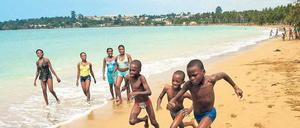 Beach Boys and Girls, die sich offenbar freuen, dass sie die Strände von Sao Tomé und Príncipe heute und wohl auch künftig nicht mit den Ballermännern dieser Welt teilen müssen.