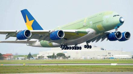 Halbfertig. Teilweise sind die Maschinen bei Airbus schon mit dem Skymark-Logo lackiert.