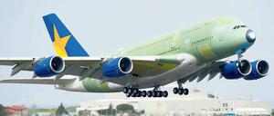 Halbfertig. Teilweise sind die Maschinen bei Airbus schon mit dem Skymark-Logo lackiert. 