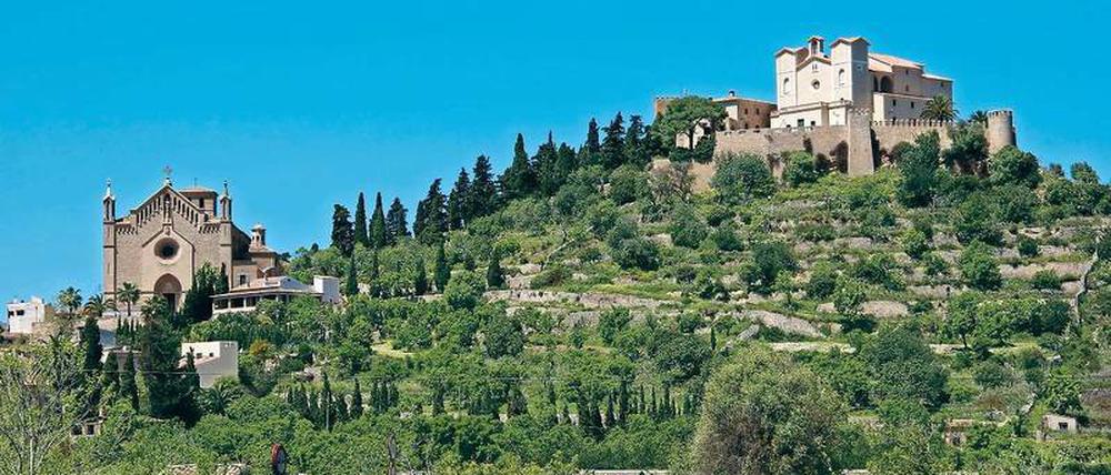 Markant. Artà mit seinem 182 Meter hohen Kalvarienberg und der Kirche Sant Salvador ist von weither sichtbar.