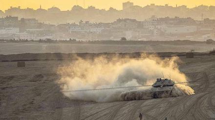 Blick auf Gaza-Stadt von israelischem Territorium aus. Dazwischen die trennende Mauer.