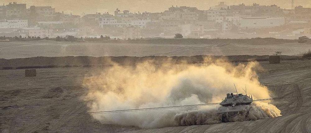 Blick auf Gaza-Stadt von israelischem Territorium aus. Dazwischen die trennende Mauer.