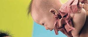 Herzt den Kleinen vor der Weltpresse. Pattaramon Chanbua mit Gammy. 