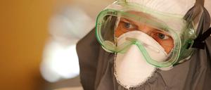 Die Ebola-Epidemie ist in Westafrika außer Kontrolle geraten. Ob sie auch nach Europa kommt, kann niemand sagen.