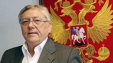 Wolfgang Berghofer vor russischem Ehrengeschenk in seinem Berliner Büro am Märkischen Ufer in Mitte