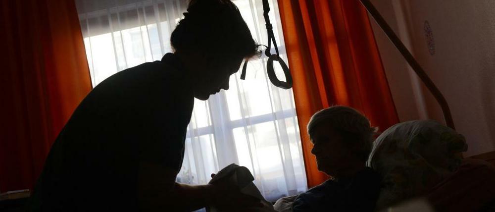 Der Job der Pfleger ist hart, ihr Einkommen oft gering. Und es gibt Klagen. 