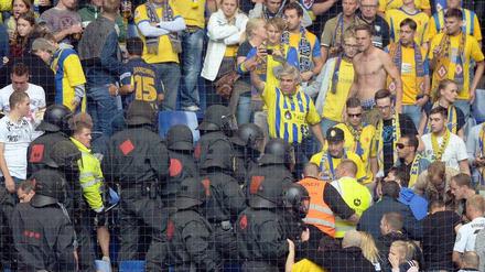 Gewalt in Fußballstadien ist ein Dauerproblem. Noch zu oft verlassen sich die Vereine dabei allein darauf, dass die Polizei es schon richten wird - auf Kosten der Steuerzahler.