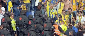 Gewalt in Fußballstadien ist ein Dauerproblem. Noch zu oft verlassen sich die Vereine dabei allein darauf, dass die Polizei es schon richten wird - auf Kosten der Steuerzahler.