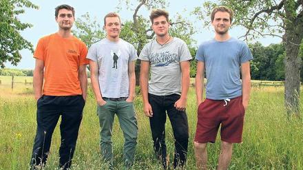 Zufrieden und erfolgreich. Die Halbbrüder Helge und Andreas und die Brüder Semjon und Juri (von links) sind nur kurz zur Schule gegangen.