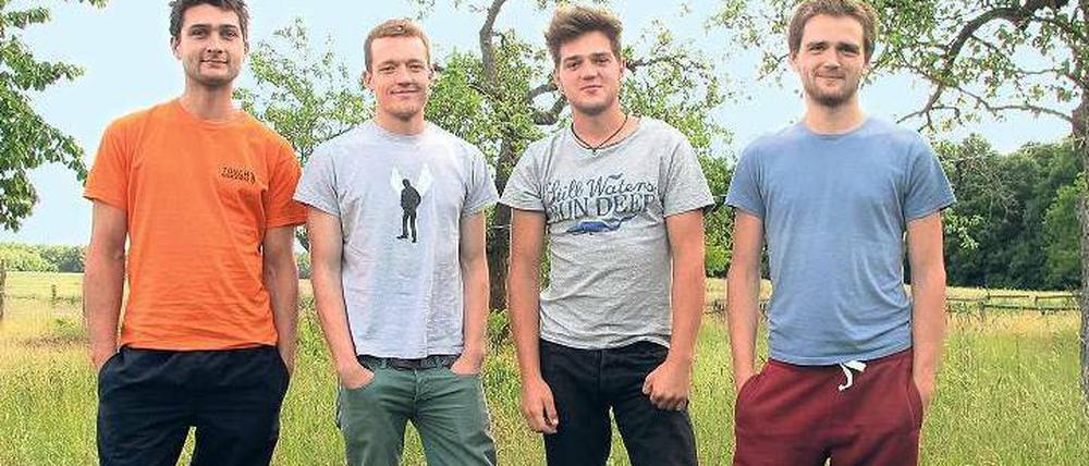 Zufrieden und erfolgreich. Die Halbbrüder Helge und Andreas und die Brüder Semjon und Juri (von links) sind nur kurz zur Schule gegangen.