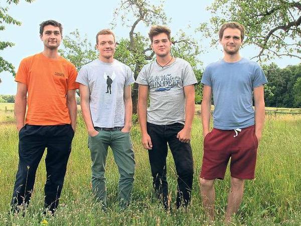 Zufrieden und erfolgreich. Die Halbbrüder Helge und Andreas und die Brüder Semjon und Juri (von links) sind nur kurz zur Schule gegangen.