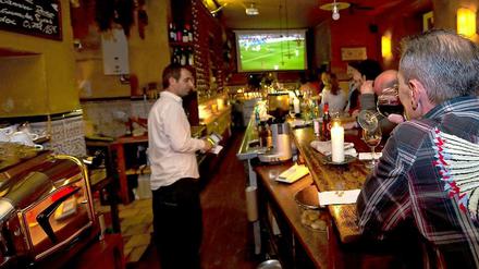 Fußball in der Kneipe - bald ein Ausnahmezustand in Berlin? Viele Wirte sind über die aktuelle Preiserhöhung des Bezahlsenders Sky empört.