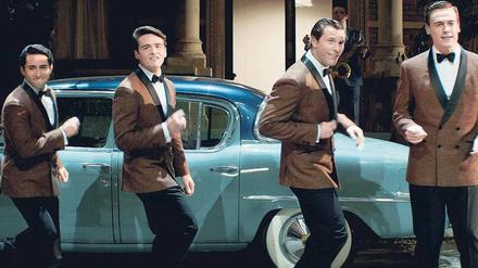 Uhuhu. Frankie Valli (John Lloyd Young, v. l.), Tommy DeVito (Vincent Piazza), Nick Massi (Michael Lomenda) und Bob Gaudio (Erich Bergen) sind The Four Seasons.