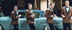 Uhuhu. Frankie Valli (John Lloyd Young, v. l.), Tommy DeVito (Vincent Piazza), Nick Massi (Michael Lomenda) und Bob Gaudio (Erich Bergen) sind The Four Seasons.