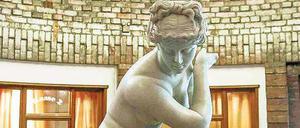 Auferstanden aus Ruinen. Trümmersteine klopften die Halberstädter nach 1945, um ihr Theater errichten zu können. Nur eine Statue blieb vom zerbombten Vorkriegsbau.