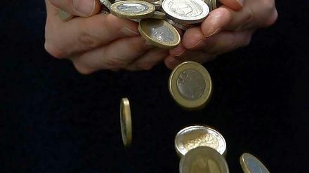 Der Staat greift zu.