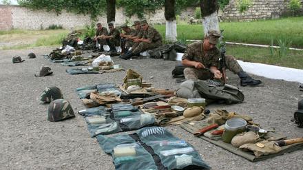 Jederzeit kampfbereit. Der Konflikt um Berg-Karabach - hier Soldaten in der Hauptstadt Stepanakert beim Waffenputzen (Archivbild) - schwelt seit Jahrzehnten.