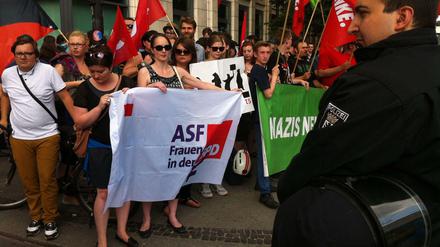 Rund 200 Demonstranten protestierten gegen den Neonazi-Aufzug auf dem Pariser Platz.