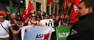 Rund 200 Demonstranten protestierten gegen den Neonazi-Aufzug auf dem Pariser Platz.