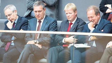 Einträchtig zusammen saßen die Gewerkschaftsbosse im Bundestag noch anlässlich der Verabschiedung des Mindestlohns. Von links: Der IG-BCE-Vorsitzende Michael Vassiliadis, Robert Feiger (IG BAU), Reiner Hoffmann (DGB) und Frank Bsirske (Verdi).