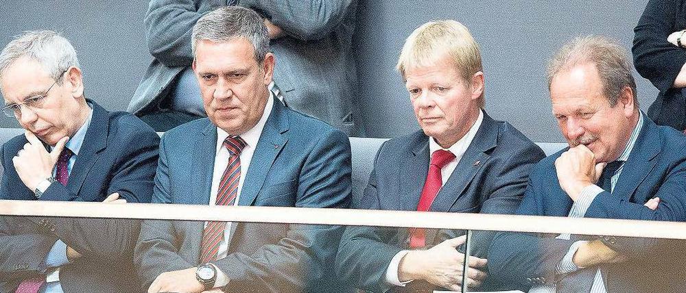 Einträchtig zusammen saßen die Gewerkschaftsbosse im Bundestag noch anlässlich der Verabschiedung des Mindestlohns. Von links: Der IG-BCE-Vorsitzende Michael Vassiliadis, Robert Feiger (IG BAU), Reiner Hoffmann (DGB) und Frank Bsirske (Verdi).