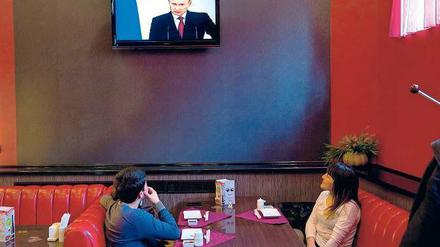 Putin spricht. Wenn Russlands Präsident auftritt, hat er das uneingeschränkte Interesse des Staatsfernsehens, was nicht gleichbedeutend mit dem Interesse aller Bürger ist.