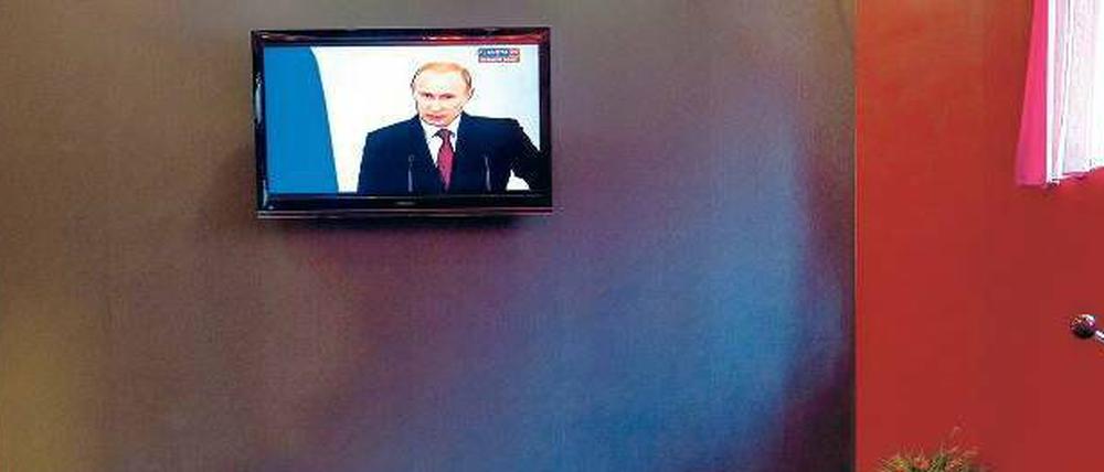 Putin spricht. Wenn Russlands Präsident auftritt, hat er das uneingeschränkte Interesse des Staatsfernsehens, was nicht gleichbedeutend mit dem Interesse aller Bürger ist.
