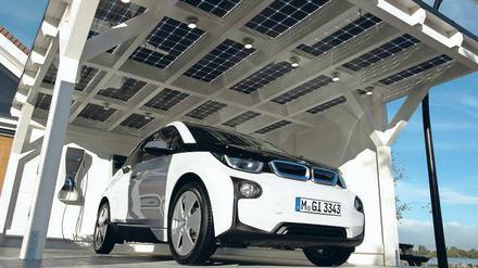 Das Kombinieren von Carport und Solar-Kraftwerk versteht sich als Antwort auf steigende Energiepreise.