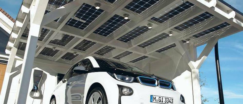 Das Kombinieren von Carport und Solar-Kraftwerk versteht sich als Antwort auf steigende Energiepreise.