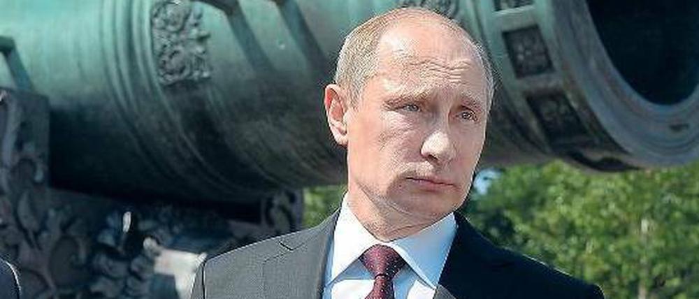 Muss vorerst verzichten. Das Russland Präsident Putins wird vom Westen mit Sanktionen belegt, die auch deutsche Rüstungsfirmen betreffen. 