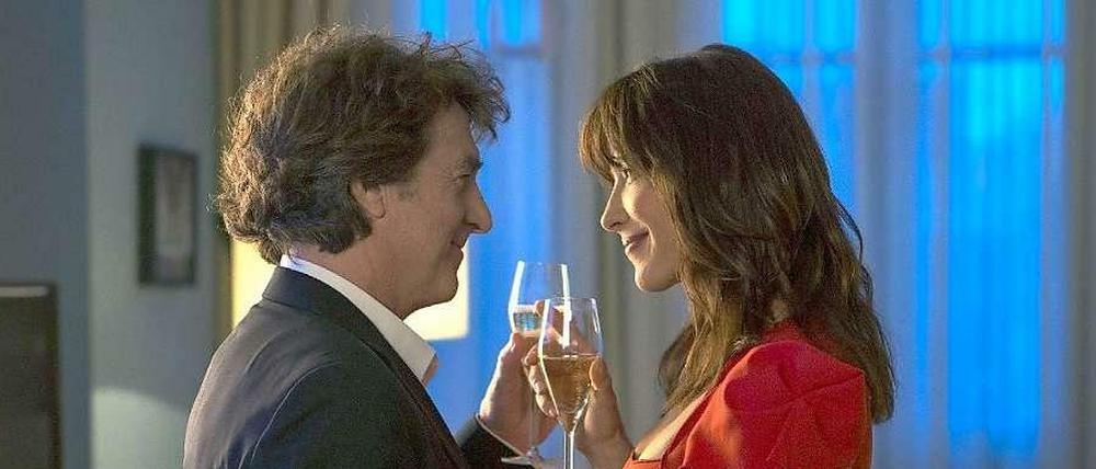 Glück und Glas. Elsa (Sophie Marceau) und Pierre (François Cluzet) kommen sich nahe.