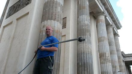 Auf Kehrwoche: Die Reinigung des Tores ist ein Traumjob für Mario Padlowski, den Mann mit dem Hochdruckreiniger.