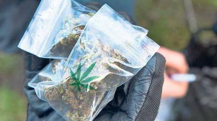 Geschäft ist Geschäft. Die Bundes- und Landesstatistiker sollen künftig auch den Umfang des Cannabis-Handels, hier in Kreuzberg, abschätzen.