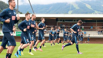 Endlich einen Lauf. Gleich am ersten Tag nach der Ankunft im Trainingslager durften die Berliner Spieler die Beine kräftig ausschütteln. Nur der Berg ruht. 