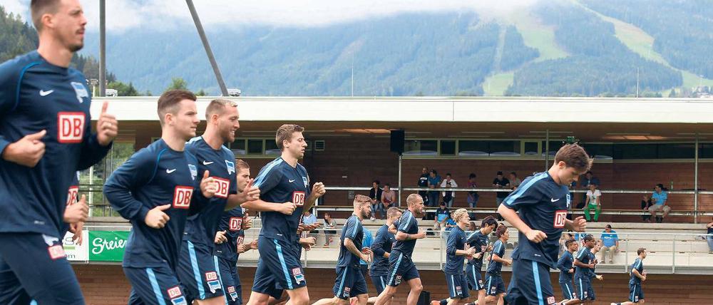 Endlich einen Lauf. Gleich am ersten Tag nach der Ankunft im Trainingslager durften die Berliner Spieler die Beine kräftig ausschütteln. Nur der Berg ruht. 