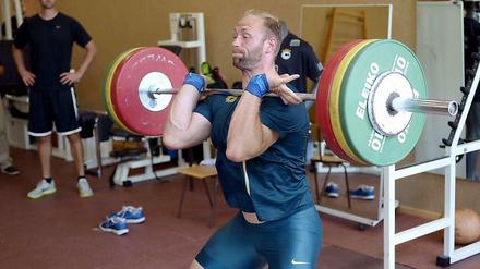 Kräftiges Training. Diskuswerfer Robert Harting stemmt bei der EM-Vorbereitung in Kienbaum Gewichte.