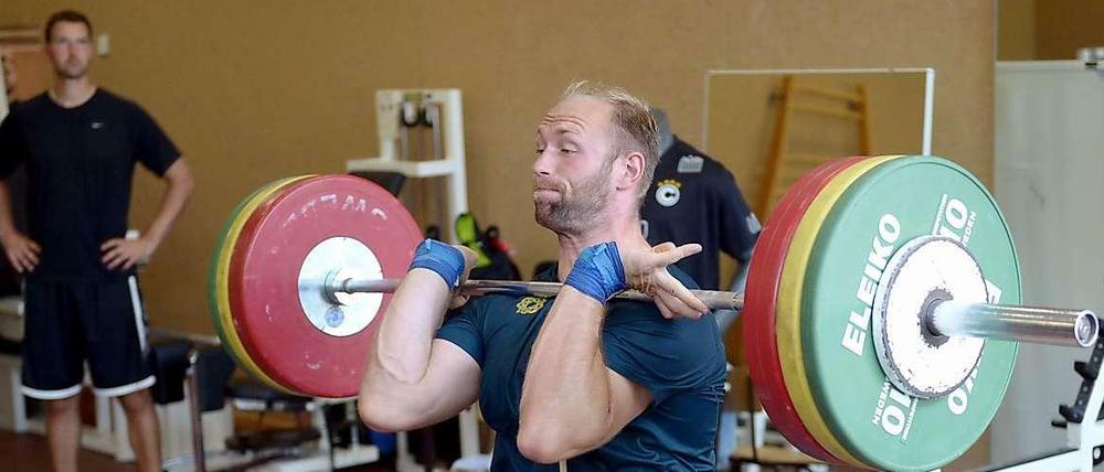 Kräftiges Training. Diskuswerfer Robert Harting stemmt bei der EM-Vorbereitung in Kienbaum Gewichte.
