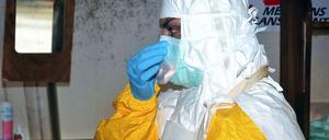 Hilfsorganisationen wie "Ärzte ohne Grenzen" tun in der Ebola-Krise das, was sie häufig tun: die Arbeit afrikanischer Regierungen. 