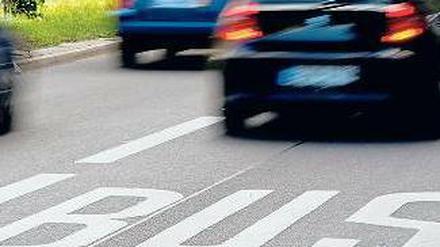 Busspuren sollen den Nahverkehr beschleunigen. Doch schon heute sind sie oft verstopft - Taxis und Fahrräder dürfen sie nutzen, andere tun es, obwohl es ihnen nicht erlaubt ist. 