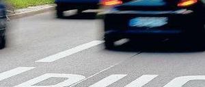 Busspuren sollen den Nahverkehr beschleunigen. Doch schon heute sind sie oft verstopft - Taxis und Fahrräder dürfen sie nutzen, andere tun es, obwohl es ihnen nicht erlaubt ist. 