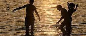 Schwimmer im Sonnenuntergang.