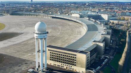 Schöne Aussichten. 1200 Meter lang ist das Dach des einstigen Flughafengebäudes in Tempelhof. Ab Ende 2015 soll es geöffnet werden.