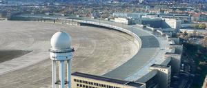 Schöne Aussichten. 1200 Meter lang ist das Dach des einstigen Flughafengebäudes in Tempelhof. Ab Ende 2015 soll es geöffnet werden.